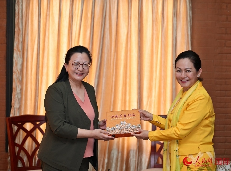 馬珈大使向岱岱楷部長贈送中國特色紀(jì)念品。人民網(wǎng)記者 謝佳君攝