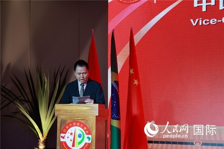 中國駐里約總領館副總領事王尉育宣讀賀電。人民網記者 陳海琪攝