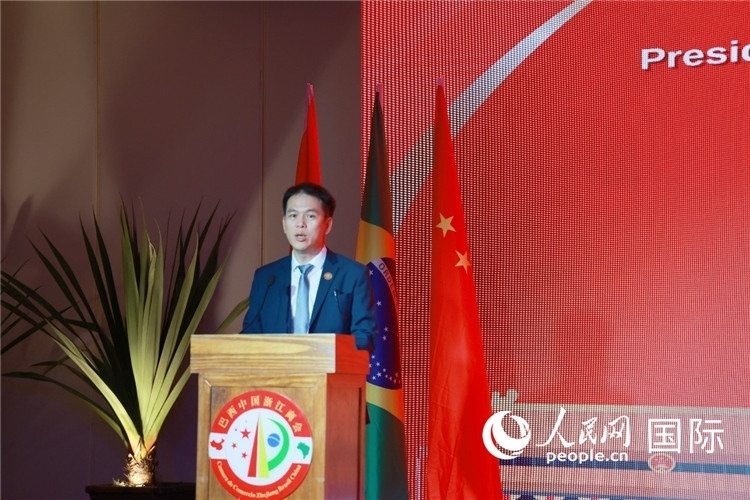 巴西中國浙江商會執(zhí)行會長陳翔廣宣讀賀電。人民網記者 陳海琪攝