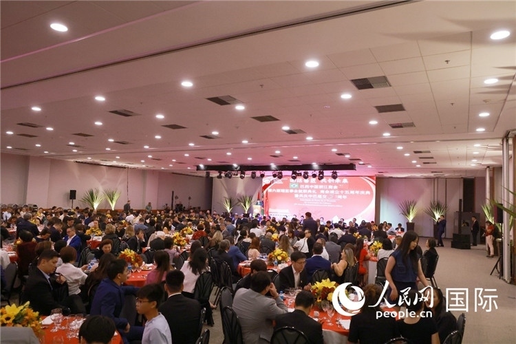 當地時間8月24日晚，巴西中國浙江商會第六屆理監(jiān)事會就職典禮在里約熱內盧舉行。圖為就職典禮現場。人民網記者 陳海琪攝