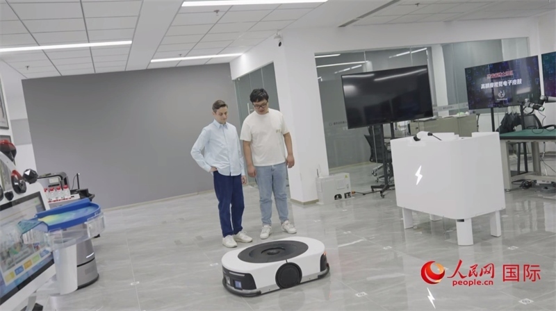 睿樂達機器人充電停車場。人民網(wǎng)記者 張榮攝