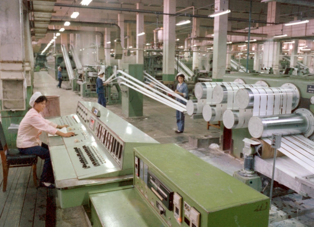 1981年，東北遼陽石油化學(xué)纖維廠抽絲車間一角。新華社發(fā)