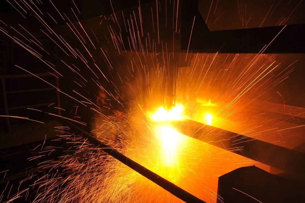 2015年3月10日，東北特鋼集團(tuán)大連基地生產(chǎn)的合金鋼連鑄坯進(jìn)行定尺切割。新華社發(fā)