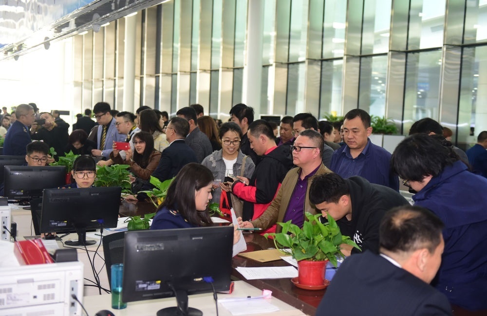 2017年4月10日，中國（遼寧）自由貿(mào)易試驗(yàn)區(qū)沈陽片區(qū)揭牌當(dāng)日，眾多企業(yè)咨詢注冊(cè)。新華社記者楊青攝