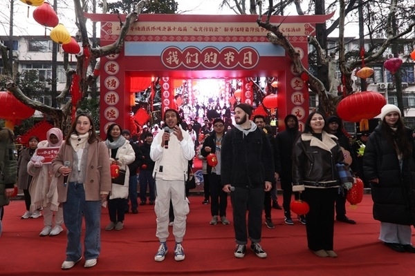 “熊貓叨叨”團(tuán)隊(duì)參加上海四平社區(qū)“元宵行街會(huì)”。