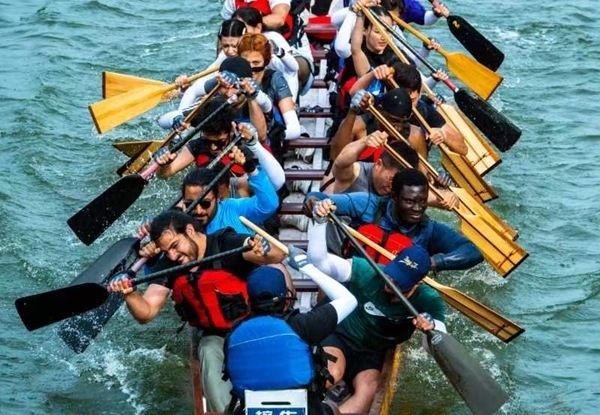 “熊貓叨叨”團(tuán)隊(duì)參加龍舟比賽。