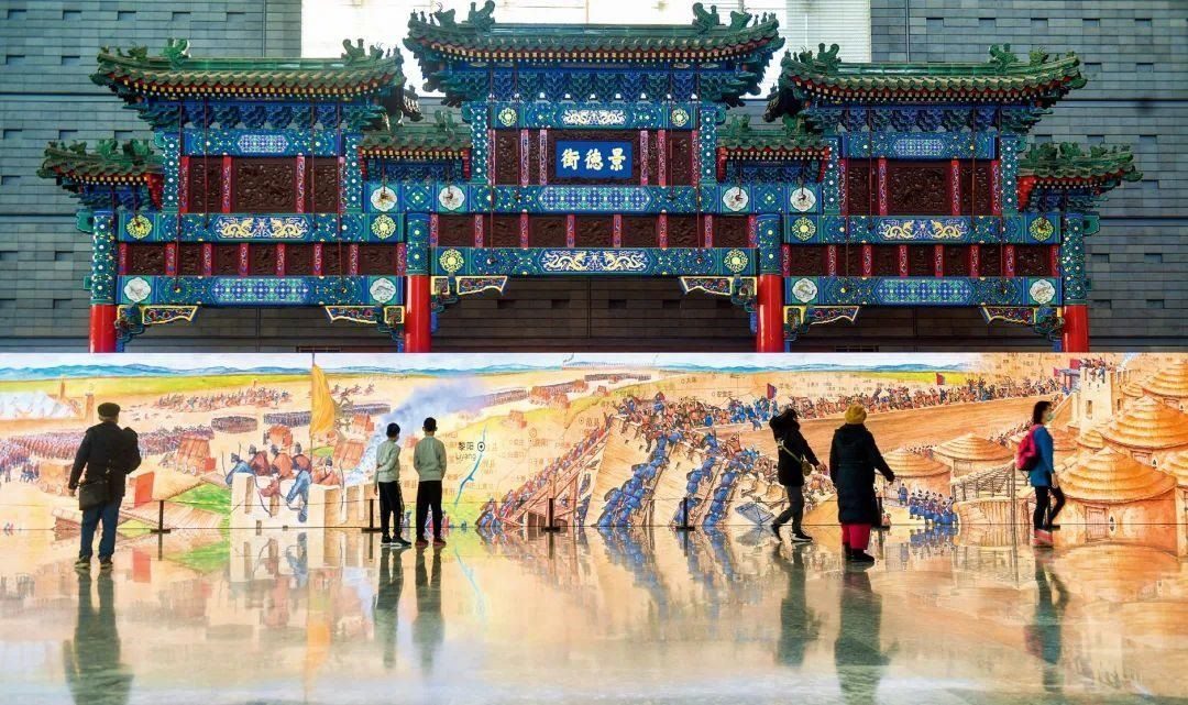 △2022年1月，觀眾在首都博物館參觀“穿越時空的大運河”數(shù)字影像展。