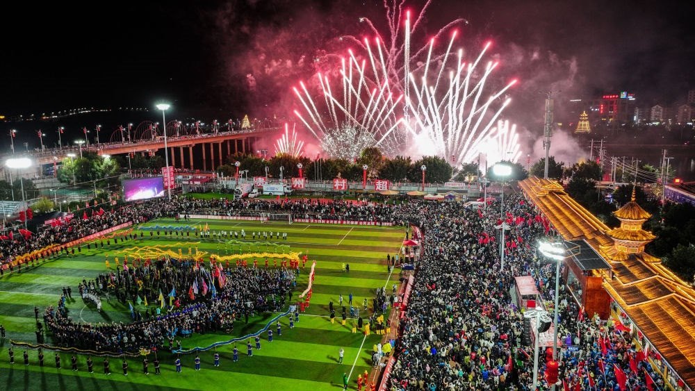 2024全國“村晚”示范展示活動暨貴州“村超村晚”舉行音樂煙花秀表演（無人機照片，2024年2月3日攝）。新華社記者 劉續(xù) 攝