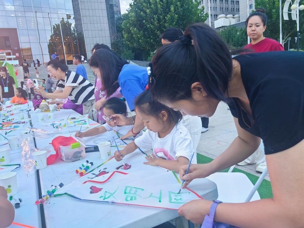 △家長與孩子一起參與“文明上網”系列主題活動。