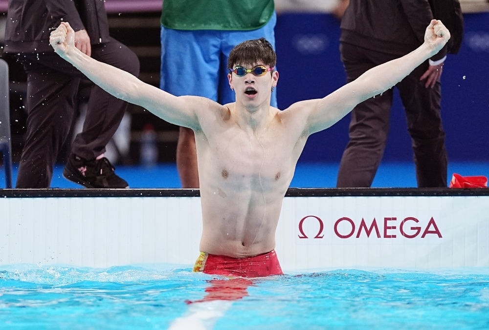 中國選手潘展樂在巴黎奧運會游泳男子100米自由泳決賽后慶祝奪冠及打破世界紀錄（2024年7月31日攝）。新華社記者 杜宇 攝