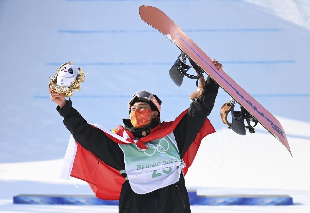蘇翊鳴在北京2022年冬奧會單板滑雪男子大跳臺決賽奪冠后慶祝（2022年2月15日攝）。新華社記者 黃宗治 攝