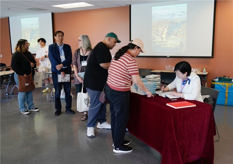 作者顧春芳在活動(dòng)現(xiàn)場(chǎng)簽名贈(zèng)書。羅先勇攝