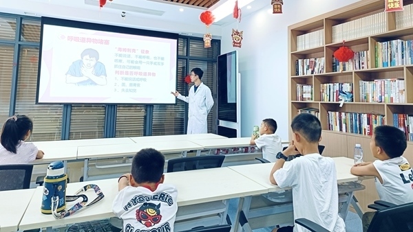 西安交通大學(xué)“筑夢(mèng)醫(yī)心·護(hù)佑三農(nóng)”實(shí)踐團(tuán)開(kāi)展健康科普。校方供圖