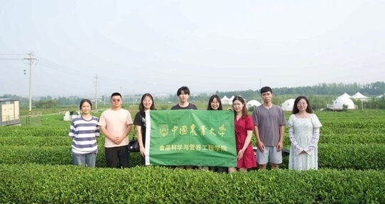 在山東日照，中國(guó)農(nóng)業(yè)大學(xué)食品學(xué)院實(shí)踐團(tuán)就農(nóng)業(yè)生產(chǎn)智能化設(shè)備、肥料選用等問(wèn)題開(kāi)展實(shí)地調(diào)研，并面向300余名村民陸續(xù)開(kāi)展4次科普宣講。校方供圖