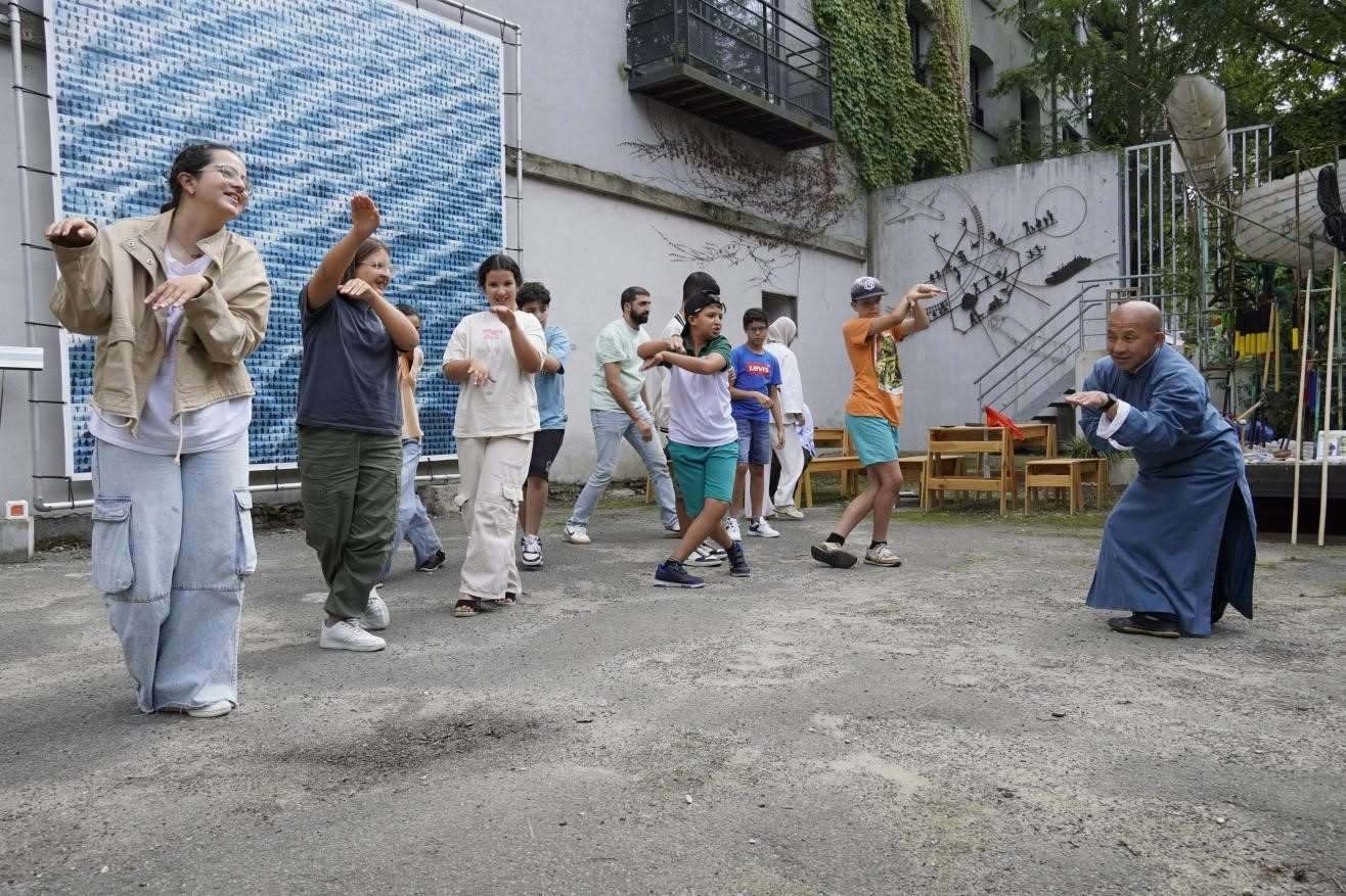 孩子們與魯汶大學(xué)武術(shù)老師，北少林長(zhǎng)拳傳人羅師傅學(xué)習(xí)中國(guó)功夫。比利時(shí)維他命文化傳媒供圖