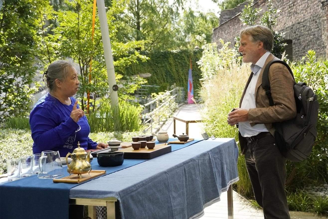 在博物館的戶外花園來賓品味中國(guó)茶藝。比利時(shí)維他命文化傳媒供圖