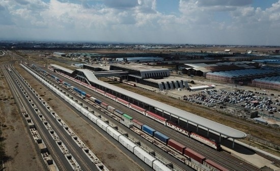 這是2023年9月在肯尼亞首都內(nèi)羅畢拍攝的蒙內(nèi)鐵路內(nèi)羅畢站（無人機(jī)照片）。新華社記者 韓旭 攝