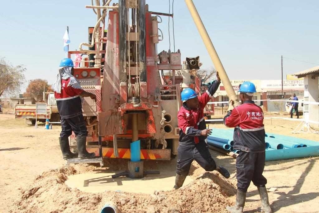 7月22日，工人在津巴布韋東馬紹納蘭省舉行的中國(guó)援津巴布韋300口水井項(xiàng)目開工儀式上鉆井。新華社發(fā)
