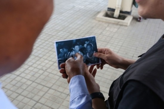 恩貢亞尼在看坦贊鐵路建設(shè)時(shí)期拍攝的老照片。