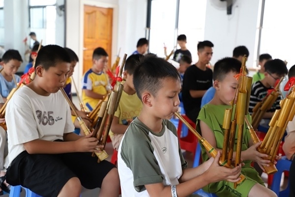 孩子們?cè)趯W(xué)吹蘆笙。融水縣文化館供圖