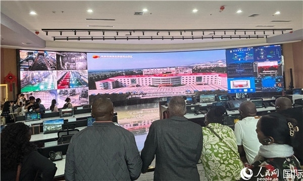 研討班一行在塔山煤礦參觀。人民網(wǎng) 曹欣悅攝