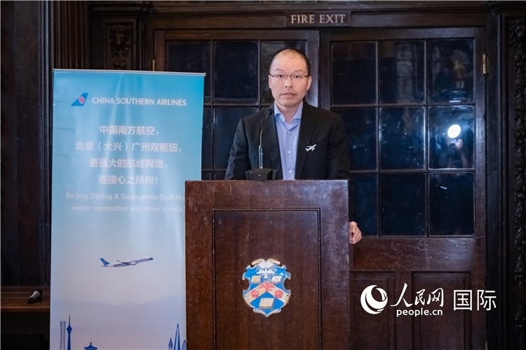 圖為中國南方航空倫敦營業(yè)部總經(jīng)理陳珂致辭。人民網(wǎng) 郭錦標攝