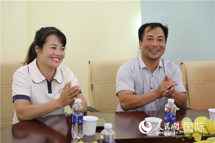 越南沙巴市黃連寄宿制民族小學老師阮氏秋姮、阮文享。人民網(wǎng)記者簡承淵攝