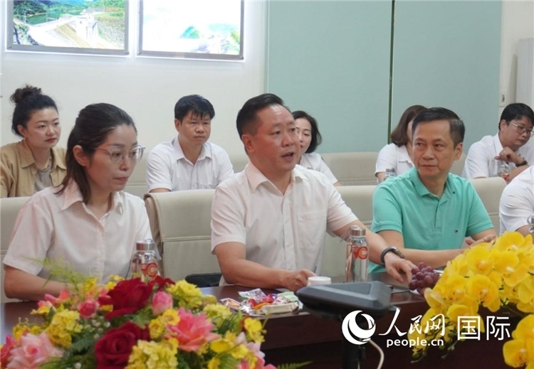 越中電力公司董事長李志雄（前排左二）介紹越南電力情況。葛沙莎攝