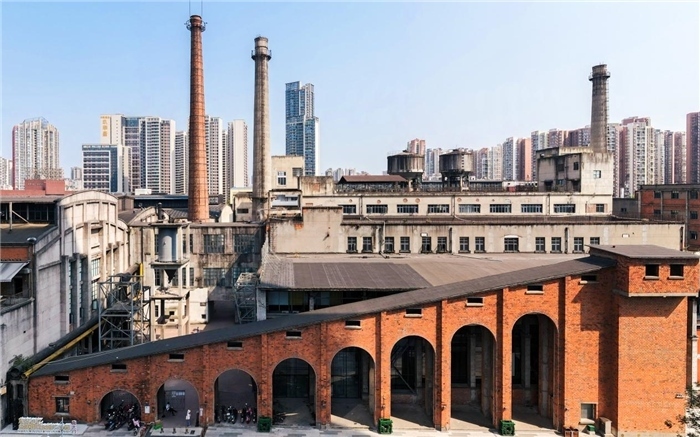 在原成都國(guó)營(yíng)紅光電子管廠舊址上改建而成的東郊記憶園區(qū)南大門(mén)。大門(mén)既保留了老工業(yè)區(qū)的風(fēng)貌，又融入了現(xiàn)代審美和創(chuàng)意，成為了園區(qū)一大亮點(diǎn)。資料圖片