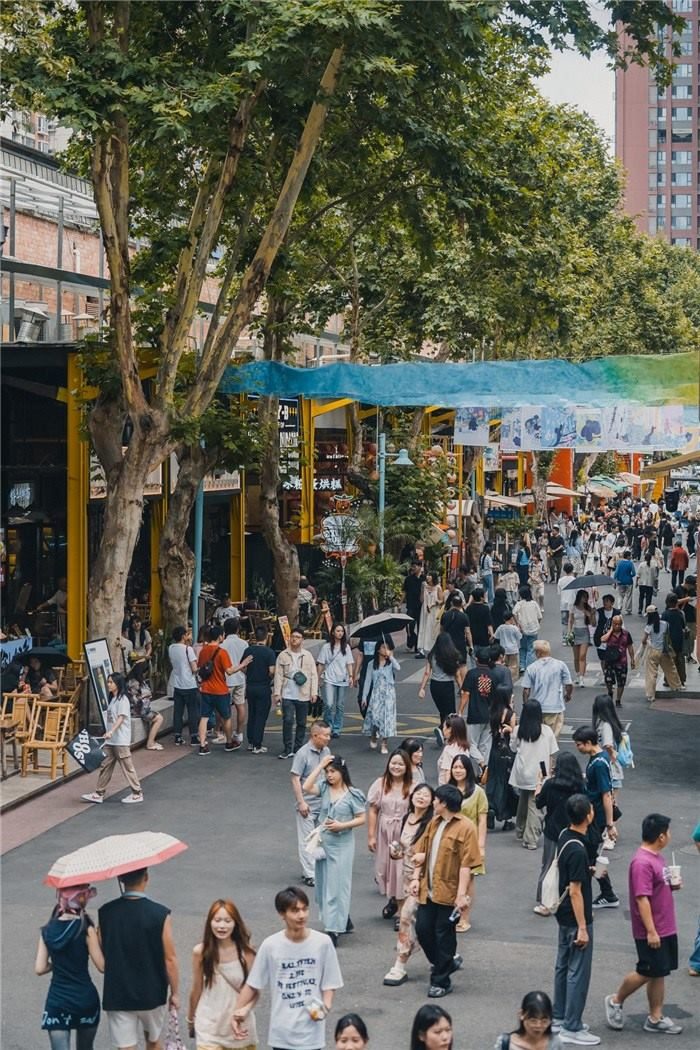北街美食區(qū)是東郊記憶園區(qū)集美食、文化與休閑于一體的特色區(qū)域，為游客和當(dāng)?shù)鼐用裉峁┝素S富多樣的餐飲選擇。資料圖片
