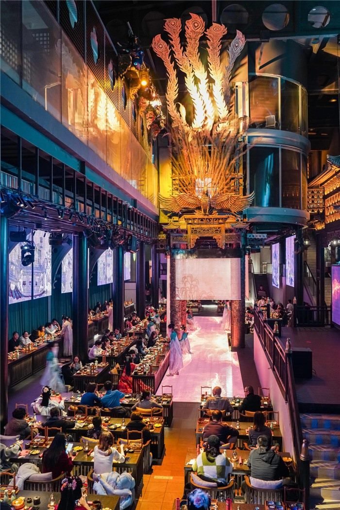 東郊記憶園區(qū)內(nèi)以蜀地文化為創(chuàng)作背景，溯源中國(guó)傳統(tǒng)宴飲儀禮打造的全景沉浸式漢文化主題餐秀。成都傳媒集團(tuán)供圖