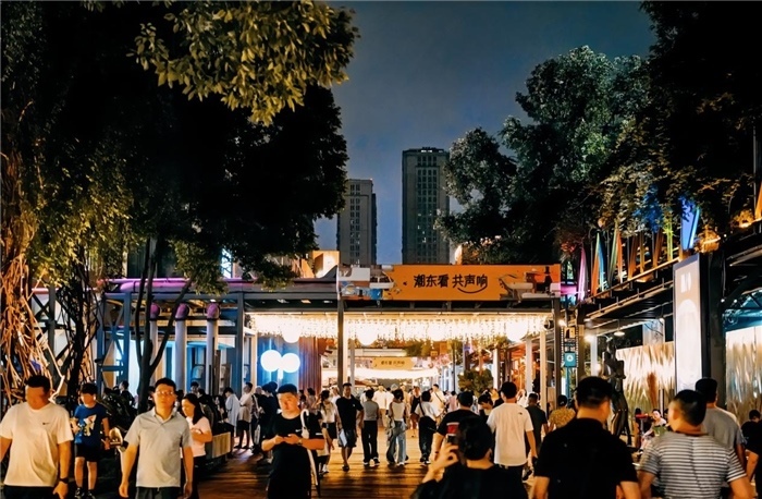 夜幕下的東郊記憶園區(qū)人流如織，熱度不減。資料圖片