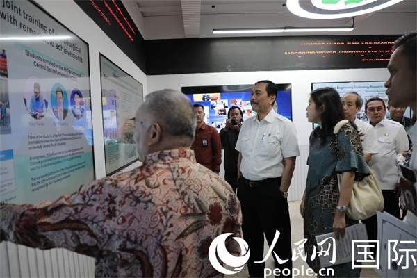 印尼對(duì)華合作牽頭人、統(tǒng)籌部長(zhǎng)盧胡特（中）參觀中國(guó)—印尼新能源材料與冶金工程技術(shù)聯(lián)合研究實(shí)驗(yàn)室。人民網(wǎng)記者曹師韻攝