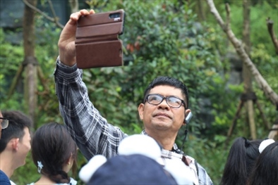 媒體考察團成員在熊貓谷拍照“打卡”。（李佩藺 攝）