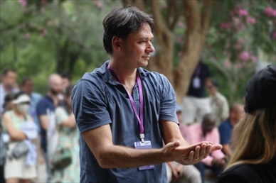 意大利逆流外交網(wǎng)站總編輯亞歷山大·比安奇學(xué)習(xí)青城太極。（李佩藺 攝）