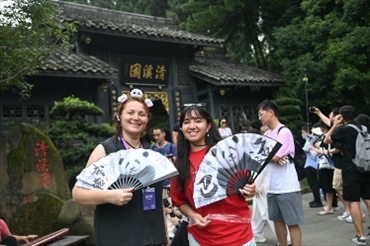 媒體考察團(tuán)成員在都江堰清溪園合影留念。（陳斌 攝）