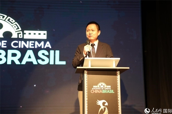 當(dāng)?shù)貢r(shí)間8月26日晚，中國(guó)駐里約總領(lǐng)館副總領(lǐng)事王尉育在第三屆中國(guó)－巴西電影展開幕式上致辭。 人民網(wǎng)記者 陳一鳴攝