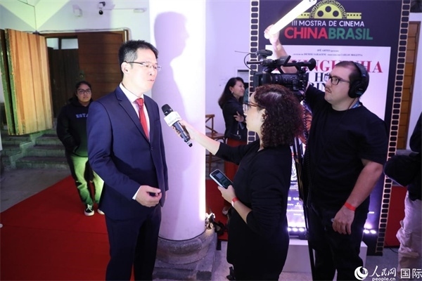 第三屆中國(guó)－巴西電影展主辦方巴西康橋博智文化傳媒公司總經(jīng)理陳翔廣在接受媒體采訪時(shí)表示，希望通過(guò)中巴電影展這個(gè)平臺(tái)促進(jìn)兩國(guó)文化交流，把更多的中國(guó)影視作品引進(jìn)巴西。人民網(wǎng)記者 陳一鳴攝