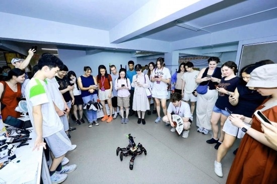 8月25日，中外青年在浙江杭州觀看機(jī)器人表演。新華社發(fā)（清華大學(xué)供圖）