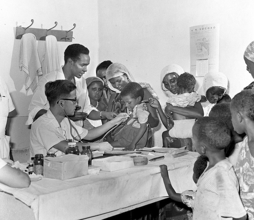 1968年4月，中國醫(yī)療隊(duì)醫(yī)生在索馬里阿弗戈依鎮(zhèn)巡回醫(yī)療時(shí)為當(dāng)?shù)貎和尾　? width=