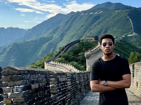 8月28日，尼日利亞青年阿米爾·阿希姆在慕田峪長(zhǎng)城留影。新華社發(fā)（清華大學(xué)供圖）