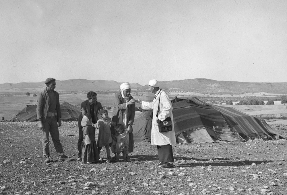 1965年，一名中國援阿爾及利亞醫(yī)療隊(duì)醫(yī)生（右一）在阿爾及利亞賽伊達(dá)省為牧民診治。