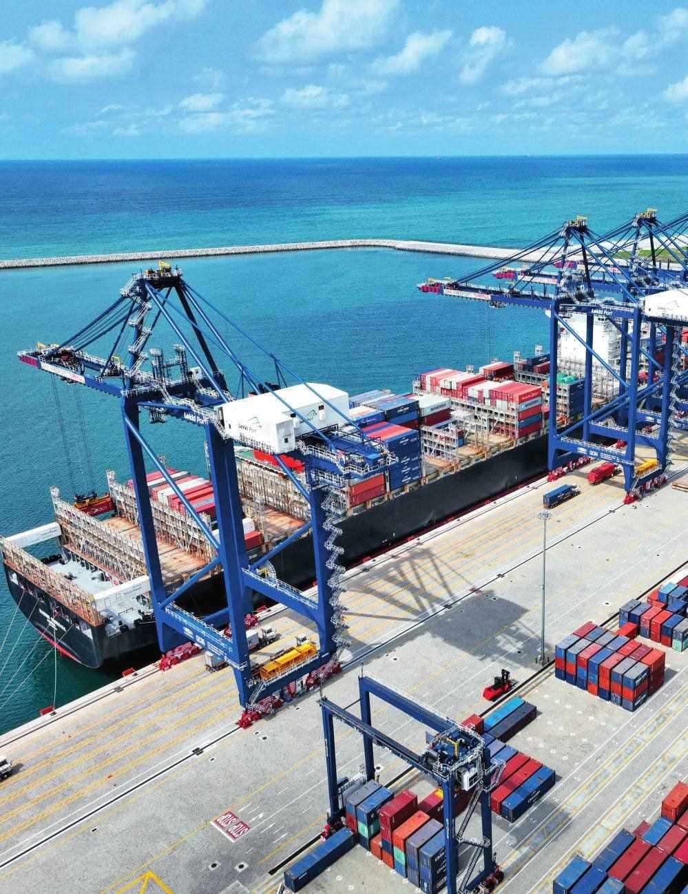 由中國港灣工程有限責(zé)任公司承建的尼日利亞萊基深水港位于中尼合作建設(shè)的拉各斯萊基自貿(mào)區(qū)內(nèi)，是尼日利亞首個現(xiàn)代化深水港和最大港口。圖為一艘貨輪在尼日利亞拉各斯萊基深水港裝卸集裝箱（2024 年 3 月 11 日攝）萊基港公司供圖
