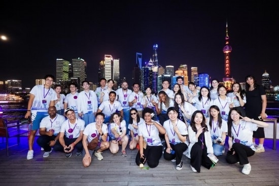 8月21日，中外青年在上海參觀時(shí)合影留念。新華社發(fā)（清華大學(xué)供圖）