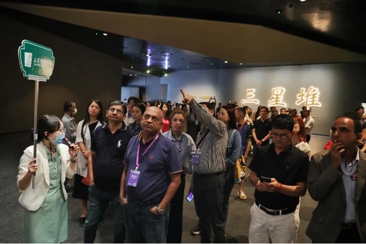 8月31日，亞洲媒體考察團(tuán)參訪三星堆博物館?！吨袊?jīng)濟(jì)周刊》記者肖翊攝