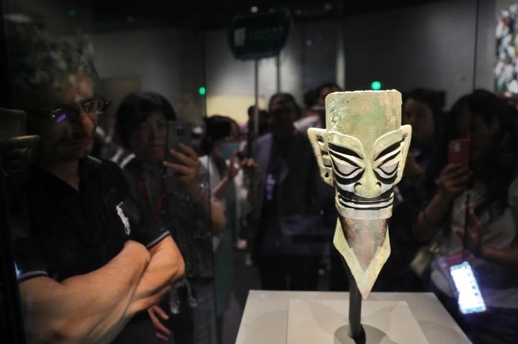 8月31日，亞洲媒體考察團(tuán)參訪三星堆博物館?！吨袊?jīng)濟(jì)周刊》記者肖翊攝