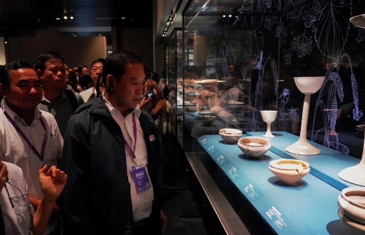 8月31日，亞洲媒體考察團(tuán)參訪三星堆博物館。左一為老撾博利坎賽省新聞文化旅游廳廳長頌通·威本康?！度嗣袢?qǐng)?bào)海外版》記者喬宇攝