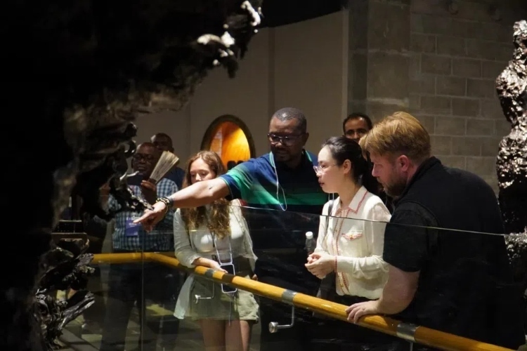 2024“一帶一路”媒體合作論壇聯(lián)合采訪調(diào)研行成員在樂(lè)山烏木文化博覽苑調(diào)研采訪。人民網(wǎng)記者 趙祖樂(lè)攝