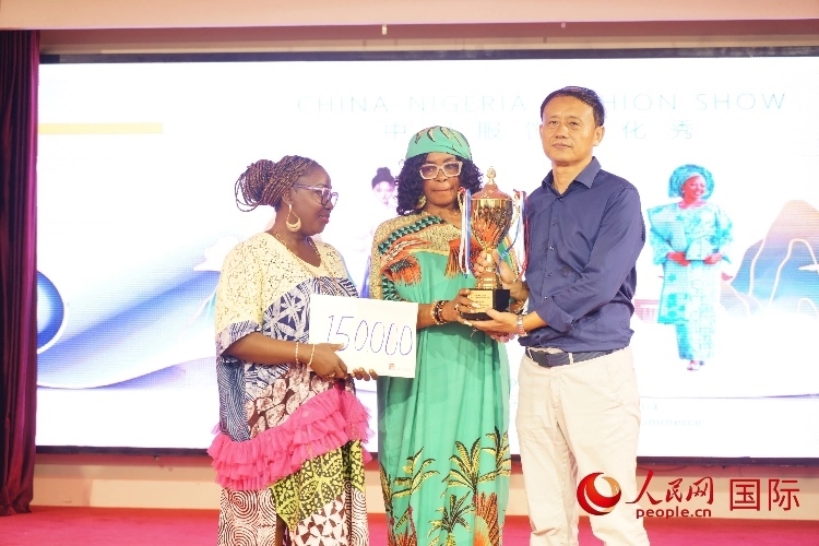 中國駐尼日利亞使館文化參贊兼中國文化中心主任李旭大（右）為最佳表現(xiàn)獎?lì)C獎（中）。人民網(wǎng)記者 姜宣攝