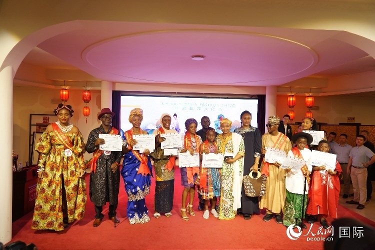 中尼服飾文化秀尼日利亞十佳模特獎。人民網(wǎng)記者 姜宣攝